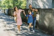 Noch ahnen Marlene (Julia Maria K&ouml;hler, l.) und Thorsten (Sebastian Str&ouml;bel, r.) nicht, dass die KiTa wegen Asbest geschlossen ist. Das bedeutet Drama pur! Denn Marlene will wieder zur&uuml;ck in ihren Beruf und Thorsten hat kurzfristig einen Job in Hamburg angenommen.