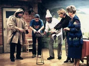 SWR Fernsehen "RUTSCH MR DOCH DR BUCKEL NUFF", "Eine Aufzeichnung aus der Komede-Scheuer M&auml;ulesm&uuml;hle", am Samstag (31.12.11) um 20:15 Uhr. Um den gr&ouml;&szlig;enwahnsinnigen Freund zu retten, scheuen seine Angeh&ouml;rigen und Freunde selbst die "schwarze Magie" nicht. v.li.n.re.: Albin Braig, Bastian  Braig, David Bruce Whitley, Heike Gmeiner und Ruth M&ouml;nch.