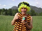 Moderator Willi Weitzel macht sich auf, das Leben der Bienen zu erkunden.