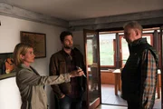 Martina Seiffert (Astrid M. F&uuml;nderich, l.) und Jo Stoll (Peter Ketnath, M.) &uuml;berbringen dem Bruder des Opfers, Peter Fr&uuml;hling (Ludger Pistor, r.), die Todesnachricht. Peter best&auml;tigt, dass es sich beim Opfer um seinen Bruder handelt.
