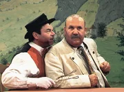 Oskar (Albin Braig, l.) versucht, die Seele seines gr&ouml;ssenwahnsinnigen Freundes Karl (Karlheinz Hartmann) zu retten.