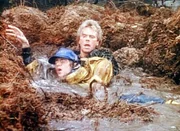 MacGyver (Richard Dean Anderson, r.) und Willis (Bruce Harwood, l.) stecken bis zum Hals im Dreck, aber es kommt noch schlimmer ... MacGyver (Richard Dean Anderson, r.) und Willis (Bruce Harwood, l.) stecken bis zum Hals im Dreck, aber es kommt noch schlimmer ...