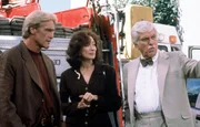 Steve (Barry Van Dyke, l.), Patricia Purcell (Dixie Carter, M.) und Dr. Mark Sloan (Dick Van Dyke, r.) suchen auf einem Schrottplatz nach Beweismaterial.