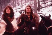 Steht mit einer Faust (Mary McDonnell), Lieutenant Dunbar (Kevin Costner)
