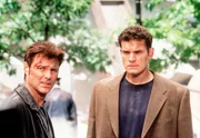 Der Polizist John Rykker (Greg Evigan, li.) sucht nach einem schweren Erdbeben in den Tr&uuml;mmern von New York zusammen mit seinem Partner Eric Steadman (G&ouml;tz Otto) nach seiner Frau und seiner Tochter.