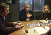 Die Gerichtsmedizinerin Erika (Tanja Lorentzon) bearbeitet mit Ek (Ulf Friberg, Mitte) und Hartman (Allan Svensson) einen schwierigen Fall.