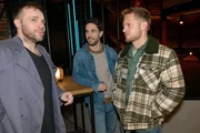 Tobias (Jan Kittmann, M.) und Paul (Niklas Osterloh, r.) erkennen die Unsicherheit in Eriks (Patrick Heinrich) Auftreten. Tobias (Jan Kittmann, M.) und Paul (Niklas Osterloh, r.) erkennen die Unsicherheit in Eriks (Patrick Heinrich) Auftreten.