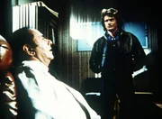 Jonathan (Michael Landon, r.) stellt den "Doc" (Michael Constantine, l.) wegen der verbotenen Aufputschmittel zur Rede.