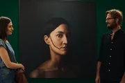 Die Journalistin Norah Richter (Deleila Piasko, l.) soll ein Portr&auml;t &uuml;ber den Performance-K&uuml;nstler Wolfgang Balder (Andreas Pietschmann, r.) schreiben. Dessen umstrittenes Kunstprojekt "The Cut&ldquo; war ein Akt der Selbstverst&uuml;mmelung durch seine Freundin Coco Barthes (Agnes Decker, M.).