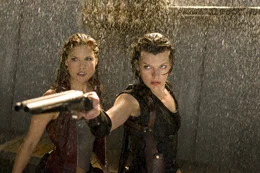 L-R: Claire (Ali Larter) und Alice (Milla Jovovich)