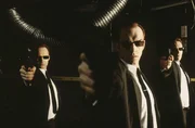 Sie sind nicht im Auftrag des Herrn unterwegs. Die Agenten Brown (Paul Goddard, l.), Smith (Hugo Weaving, M.) und Jones (Robert Taylor, r.) wollen Neo t&ouml;ten.