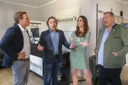 Die Kommissare Bach (Patrick Kalupa, l.) und Hofer (Joseph Hannesschl&auml;ger, r.) sind verwundert, Philipp Vohrer (Sebastian Goder, 2.v.l.) in der Boutique von Natascha Maising (Isabel Scholz, 2.v.r.) anzutreffen.