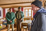 Hubert (Christian Tramitz, l.) und Staller (Helmfried von L&uuml;ttichau, M.) &uuml;berbringen dem Sozialarbeiter Norbert Dorfner (Mario Irrek, r.) die Nachricht vom tragischen Tod des Kollegen.