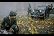 Als sich Finnland 1942 mit Nazi-Deutschland verb&uuml;ndet, geraten j&uuml;dische Gefl&uuml;chtete ins Visier der Staatspolizei. Auch Abraham Stillers Sch&uuml;tzling Georg Kollmann (Rony Herman, li.) wird verfolgt.
