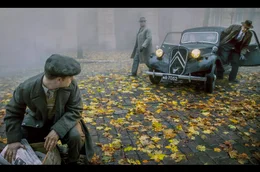 Als sich Finnland 1942 mit Nazi-Deutschland verb&uuml;ndet, geraten j&uuml;dische Gefl&uuml;chtete ins Visier der Staatspolizei. Auch Abraham Stillers Sch&uuml;tzling Georg Kollmann (Rony Herman, li.) wird verfolgt.