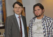 Gerner (Wolfgang Bahro, li.) und Tuner (Thomas Drechsel) machen sich gro&szlig;e Sorgen um Dominik.