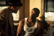 Der Privatdetektiv Dewitt Albright (Tom Sizemore, l.) bietet Easy einen schnellen 100-Dollar-Auftrag an. Als Easy (Denzel Washington, r.) den Job annimmt, kann er nicht ahnen, dass das f&uuml;r ihn weitreichende Folgen haben wird.