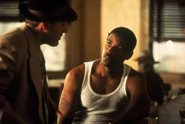 Der Privatdetektiv Dewitt Albright (Tom Sizemore, l.) bietet Easy einen schnellen 100-Dollar-Auftrag an. Als Easy (Denzel Washington, r.) den Job annimmt, kann er nicht ahnen, dass das f&uuml;r ihn weitreichende Folgen haben wird.