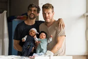 Guideon (Tom Beck, l.) und Julian (Ben M&uuml;nchow, r.) im Crashkurs f&uuml;r werdende V&auml;ter: Mit Babypuppen in den Armen und &uuml;berfordertem Blick geben sie ihr Bestes &ndash; zumindest ansatzweise.