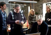 Maria Wern (Eva R&ouml;se, Mitte) ber&auml;t sich mit Ihren Kollegen Ek (Ulf Friberg), Hartman (Allan Svensson 2.v. links), Arvidsson (Peter Perski, links) und Erika (Tanja Lorentzon).