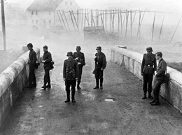 Kurz vor Ende des Zweiten Weltkriegs erhalten die unbedarften Obersch&uuml;ler Hans Scholten (Folker Bohnet), Albert Mutz (Fritz Wepper), Walter Forst (Michael Hinz), J&uuml;rgen Borchert (Frank Glaubrecht), Klaus Hager (Volker Lechtenbrink), Sigi Bernhard (G&uuml;nther Hoffmann) und Karl Horber (Karl Michael Balzer) den milit&auml;risch sinnlosen Auftrag, eine Br&uuml;cke in ihrem Heimatort zu verteidigen.