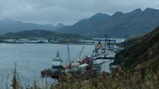 Der Hafen von Dutch Harbor ist vom Ulakta Drive im Norden der Insel aus zu sehen, mit dem Flughafen und der Nateekin Bay im Hintergrund im S&uuml;den der Insel.