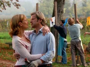 ARD LIEBE AUF DEN DRITTEN BLICK, Deutschland 2007, Regie Helmut Metzger, am Freitag (28.09.07) um 20:15 Uhr und am Freitag (05.10.07) um 10:30 Uhr im Ersten. Nach allerlei Trubel und Herzschmerz ksnnen Dianne (Katja Weitzenbsck) und Anton (Roland Koch) sich endlich in die Arme schlie&sect;en. &copy; ARD Degeto/Marco Orlando Pichler - honorarfrei, Verwendung nur im Zusammenhang mit o. g. Sendung bei Nennung Bild: "ARD Degeto/Marco Orlando Pichler" (S 2), Programmplanung und Presse (069) 1509-334 oder -335