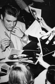 Vor allem junge, weibliche Fans brachen in wahre Hysterie aus, wenn sie ihrem Idol Elvis begegneten.