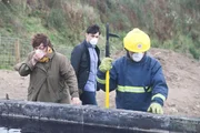 DCI Vera Stanhope (Brenda Blethyn) und ihr Assistent DS Aiden Healy (Kenny Doughty; M.) sind bei der Bergung des Toten, der im Jauche-Becken liegt, dabei.