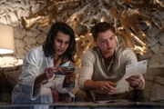 Chloe (Sophia Ali, l.) und Nate (Tom Holland, r.) suchen in alten Postkarten von Nate nach Hinweisen auf den bei einer fr&uuml;heren Schatzsuche verschollen gegangenem Bruder.