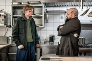 Der Lehrling Jorgen Einhoff (Ludger B&ouml;kelmann, l.) hat seinen Chef unterst&uuml;tzt, um den Betrieb am Laufen zu halten, nun wird er von Restaurantbesitzer Uwe Kirchgatter (Urs Rechn, r.) eingesch&uuml;chtert, der sich betrogen f&uuml;hlt.