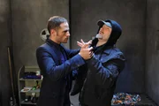 Volker Strecker (Alexander Hauff, r.) merkt, dass mit David (Lee Rychter, l.) nicht zu spa&szlig;en ist ...