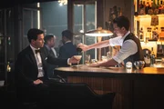 Der Schatzj&auml;ger Sully (Mark Wahlberg, l.) wirbt den Barkeeper und Gelegenheitsdieb Nate (Tom Holland, r.) an seinem Arbeitsplatz zur Goldsuche an.