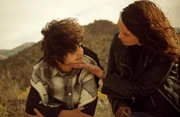 Sam (Dean Scott Vazquez, l.) und Gypsy (Lena Headey, r.) entwickeln im Zuge ihrer gemeinsamen Reise eine enge Freundschaft.