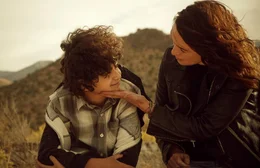 Sam (Dean Scott Vazquez, l.) und Gypsy (Lena Headey, r.) entwickeln im Zuge ihrer gemeinsamen Reise eine enge Freundschaft.
