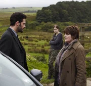 DS Joe Ashworth (David Leon, l.) ist &uuml;berzeugt davon, dass es sich im Fall von Shane Thurgood und dem ausgebrannten Laster um eine au&szlig;er Kontrolle geratene Fehde zwischen Wilderern handelt. Im Bild mit Saskia Barnes (Charlotte Hope, M.).