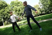 Im Park &uuml;ben Adrian und Thea Breakdance.
