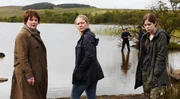 Vanessa Barnes (Kellie Bright, M.) hat zusammen mit ihrem Bruder zuf&auml;llig Shane Thurgood tot aufgefunden, der durch einen Kugelschuss ums Leben kam. DCI Vera Stanhope (Brenda Blethyn, l.) ermittelt am Tatort - der Moorlandschaft von Northumberland. Im Bild mit Saskia Barnes (Charlotte Hope, l.).