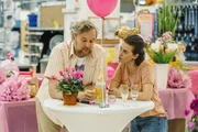 Marlene (Julia-Maria K&ouml;hler, r.) und andere Eltern wollen angesichts von mangelnden KiTa-Pl&auml;tzen flugs selbst R&auml;ume f&uuml;r eine eigene KiTa umbauen. Das n&ouml;tige  Know-how soll eine Ladies-night im Baumarkt bringen, zu der auch Karl (Stephan Grossmann, l.) kommen darf.