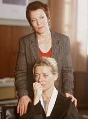 MDR Fernsehen ZWEI WOCHEN F&Uuml;R UNS, am Samstag (18.10.14) um 05:20 Uhr. Kollegin Susanne Merkur (Eva Kryll) steht Ina (Barbara Rudnik, vorne) zur Seite.
