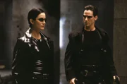 Trinity (Carrie-Anne Moss) und Neo (Keanu Reeves) begeben sich zu einem Befreiungsversuch erneut in die Matrix.