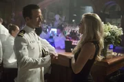 Einsatz undercover: Special Agent Christopher LaSalle (Lucas Black, l.) will als vermeintlicher Offizier herausfinden, ob Chloe Miles (Natalie Hall) die mysteri&ouml;se Frau ist, die es auf hochrangige Geheimnistr&auml;ger abgesehen hat.