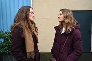 Nathalie (Amrei Haardt, r.) setzt Emma (Luisa Binger) unter Druck. Nathalie (Amrei Haardt, r.) setzt Emma (Luisa Binger) unter Druck.