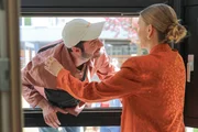 Um seine liebste Freundin zur&uuml;ckzugewinnen, muss Michel (Fridolin Sandmeyer, l.) auch mal harte Gesch&uuml;tze auffahren, sehr zum Leid von Elli (Maike J&uuml;ttendonk, r.).