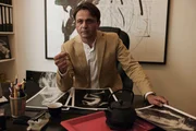 Galerist Uwe Springer (Michael Rotschopf) spricht mit Mensings Freundin Alexandra Rohrbach.