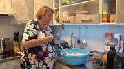 Carmen macht einen Tortellini-Salat