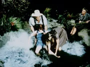 Liebevoll badet Gro&szlig;vater (Sam Will) seine gel&auml;hmte Enkelin (Kami Cotler, l.). Mary Ellen (Judy Norton-Taylor, M.) und Olivia (Michael Learned, r.) helfen ihm.