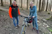 Anna Lena Dörr mit Förster Rainer Jäger im Bike-Park Bad Ems. Anna Lena Dörr mit Förster Rainer Jäger im Bike-Park Bad Ems.