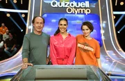 Quizmasterin Esther Sedlaczek (M.) mit den Kandidat:innen des Teams "Ku'damm":  Ulrich Noethen (l.), Schauspieler und Emilia Sch&uuml;le (r.), Schauspielerin.