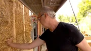 Aus einer Produktionshalle w&auml;chst gerade ein Wohnhaus: in &ouml;kologischer Holzbauweise mit Strohballend&auml;mmung. Klimafreundliches Bauen, auch darauf legt Architekt Bunnemann Wert.